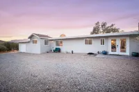 Stylish Morongo Valley Retreat. Pond/Waterfall Views All Around, Fenced for Dogs
