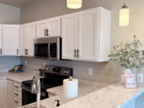 Good Vibes 2-Bedroom Apartment in Waukee - Central Location & Modern Comforts Hotels in Waukee