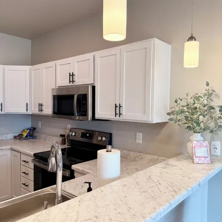 Good Vibes 2-Bedroom Apartment in Waukee - Central Location & Modern Comforts