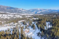 Charming 3-bedroom log cabin with Hot Tub and fitness room in delightful Big Sky