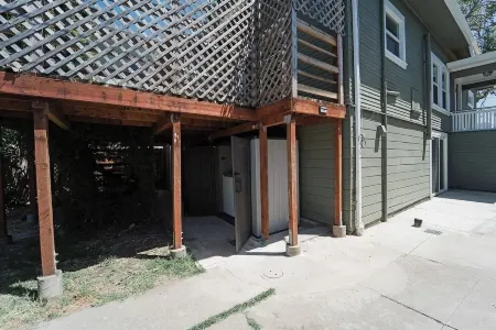 2336C - Ground 2B1B Unit with Laundry TV near UCB