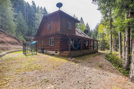 Fall Mountain Retreat! 10 Acres, Dog Friendly, Hot Tub, Sauna, Lake Access