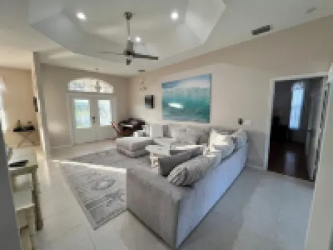 Spacious 4-bedroom pool house with WiFi and AC in charming Vero Beach