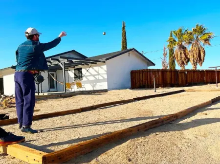 Desert Trails Artist Getaway Отели рядом с достопримечательностью «Bowladium»