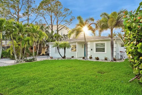 Steps to Beach, Heated Salt Pool, Hot Tub, Family Friendly