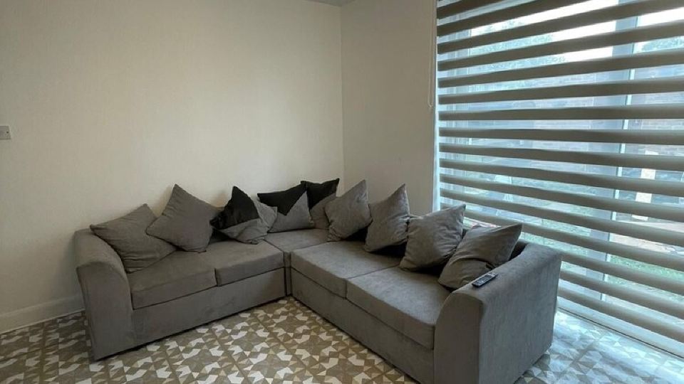 Nice cozy house with WiFi close to the Elizabeth line