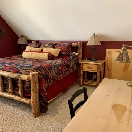 Cozy home in heart of Sunriver w/ hot tub, close to Mt Bachelor