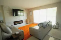 15Min from FLL airport/ with 8ft pool & NEW Jacuzzi Hot Tub