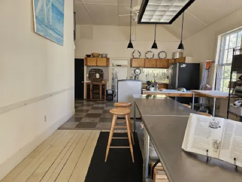Charming Historic Loft Apartment in Waldoboro. Once an Army Post & Dance Hall. Hotels in 