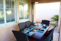 Fairway Getaway: Community Pools, Gym, Golf View!