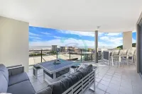 Zen at Arkaba 3Br Luxury Waterfront Apt Pool + BBQ - Hot Tub