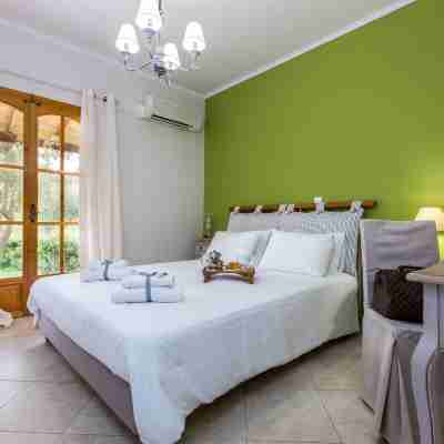 Lefkothea Villas with Large Pool, BBQ & Playground Rooms