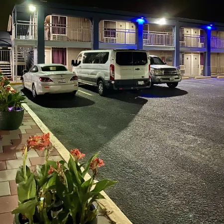 R Nite Star Inn and Suites -Home of the Cowboys & Rangers