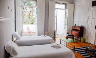 Dona Emília Guest House & Studio Apartment Building