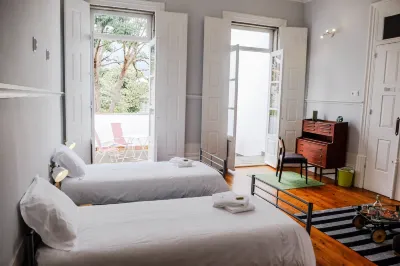 Dona Emília Guest House & Studio Apartment Building
