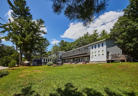 3 Pines Lodge Muskoka Отели в г. Port Sydney