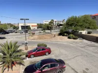 Palms Inn & Suites - parking
