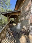 Charming 2-bedroom cabin with hot tub, outdoor firepit and Pet Friendly!