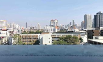 1. 1Br Luxu..