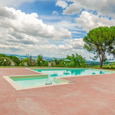Spacious Tuscany Retreat