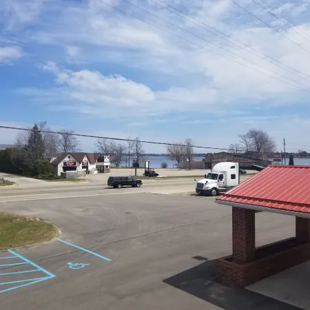 Econo Lodge Cadillac by Choice