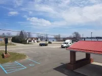 Econo Lodge Cadillac by Choice - parking