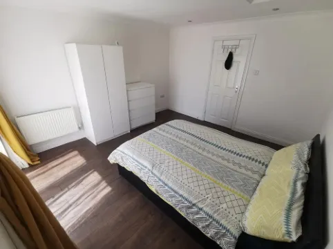 City Apartment Sleeps 4 with Garden