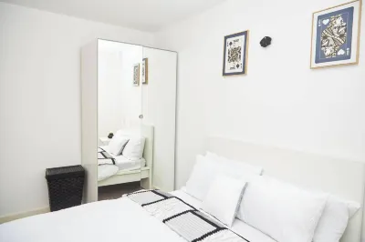 Apartment-sleeps4-streetparking-balcony-duplex Hotels in Salford