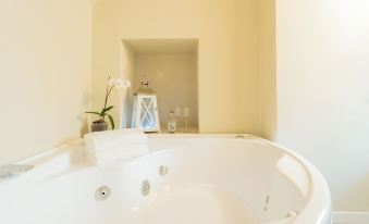 Romantic Escape City Centre with Jacuzzi & Parking by Rent All Como