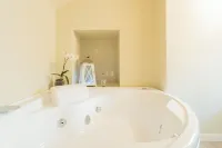 Romantic Escape City Centre with Jacuzzi & Parking by Rent All Como