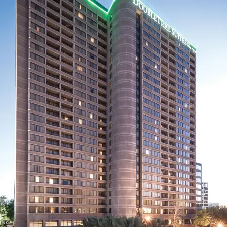 DoubleTree by Hilton Hotel & Suites Houston by The Galleria Отели рядом с достопримечательностью «Водяная стена»