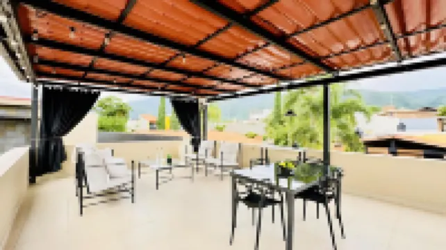 Luxurious 3 Bedroom in Ajijic - Sleeps 6 - Private Gym - Pickleball Court -