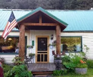 Nauti Otter Inn and Yurt Village Hotels in Бэр-Крик