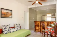 Captain's Villa Hotels in Takamaka