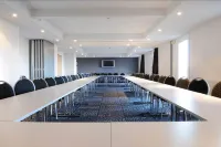 ดิ ออริจินัลส์ ซิตี้, โฮเทล อาคาดีน, เล นอยบูร์