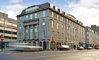 Royal Athenaeum Suites