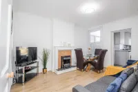 4 Bedroom House Free Parking Contractor's Haven Hôtels à proximité de : All Saints C Of E Church