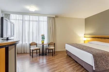 Hotel Golden Park Internacional Foz & Convenções by Nacional Inn Отели рядом с достопримечательностью «Igreja São Paulo Apóstolo»