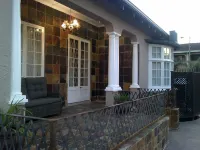New England Guest House by Ilawu - Homestays