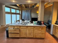 Charming 1.5 Bedrooms, 1600 sq. Ft Guest House Views/Yard W/D High Ceilings