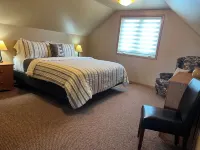 Spacious 3 Bed, 3 Bath Condo on Golf Course with Hot Tub, Sauna & Indoor Pool!