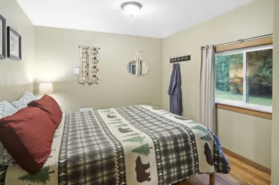 Cabin Vibes & Family Friendly w-Private Hot Tub Steps to Rainier
