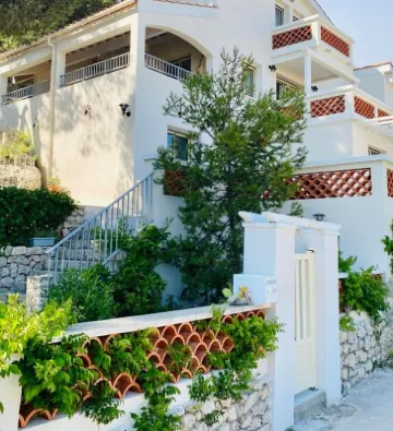 Magnificent villa facing the sea for 18 people