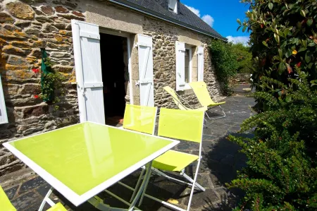 Stone house, between beach and village, sleeps 4, Wifi, parking Отели в г. Финистер