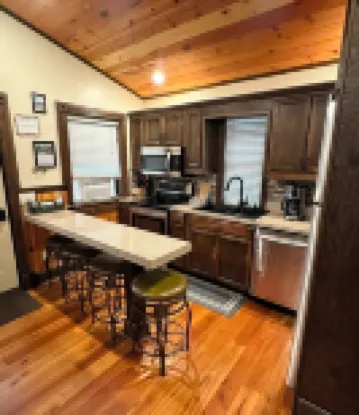 Beautiful new luxury cabin on large private lot