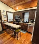 Beautiful new luxury cabin on large private lot