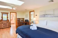 Private Association Beaches Access and Spacious Deck - Charming Beach Haven