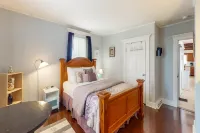 Ground-floor duplex with WiFi, gas fireplace, & W/D - walk to river and downtown Hotels in Winterport