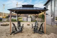 Kitchenette and Outdoor Patio Area - Charming Coastal Retreat Hotel a Garibaldi
