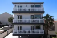 Expansive Views and Luxurious Comfort - Stunning Waterfront Haven 伊莎貝爾港住宿飯店
